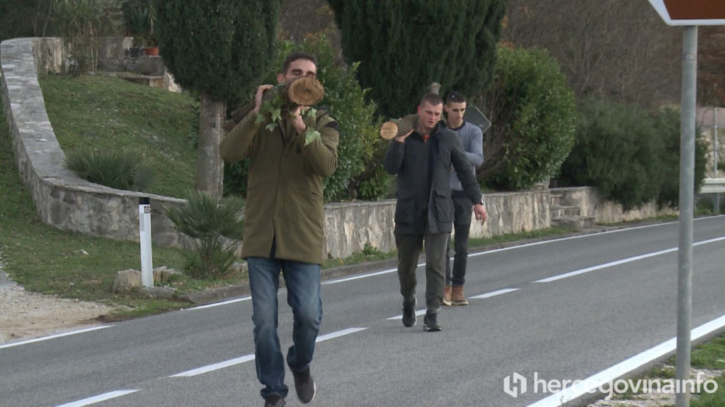 Badnji dan Mrkonjići loženje badnjaka