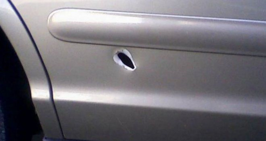 Rupa na automobilu metak