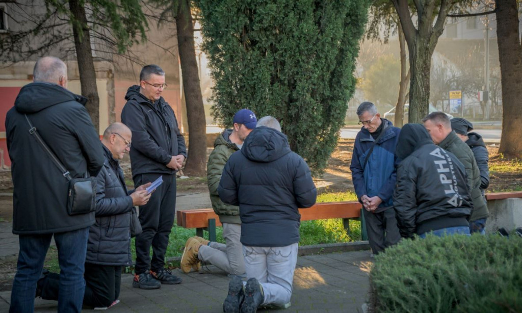 Molitva krunice na koljenima