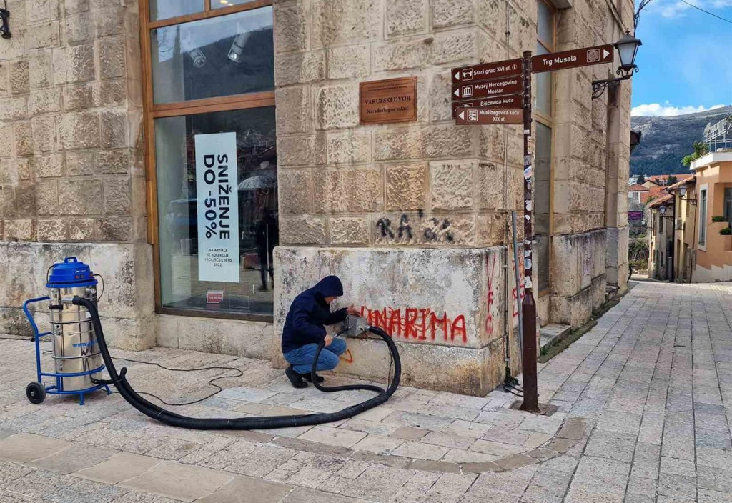Brisanje grafita smrt novinarima
