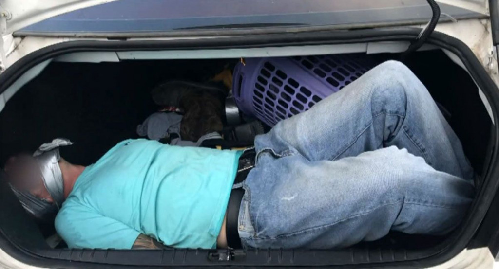 Muškarac otmica prtljažnik gepek