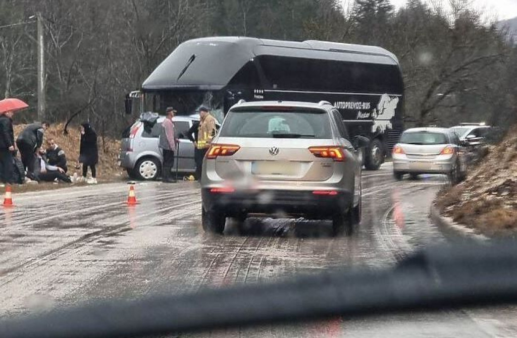 Sudar autobus s igračima Veleža