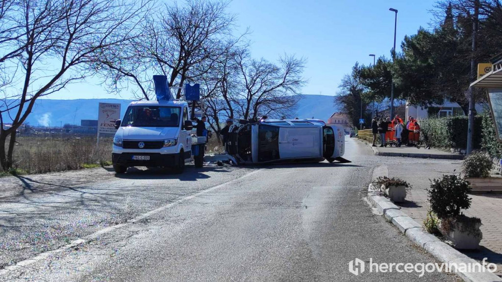Automobil Dacia na boku