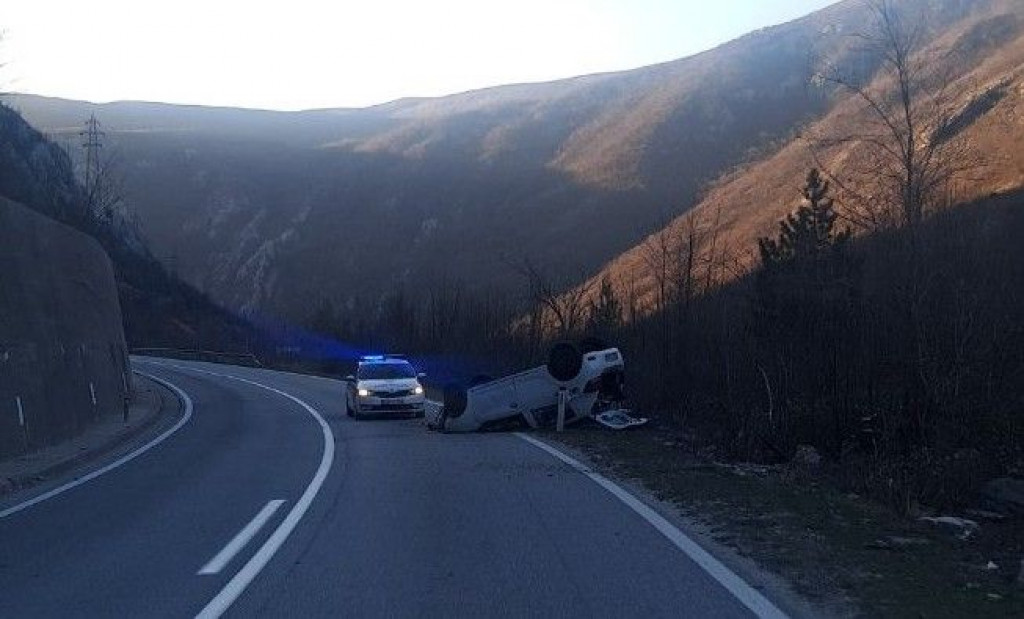 Mostar Drežnica automobil na krovu prevrtanje vozila