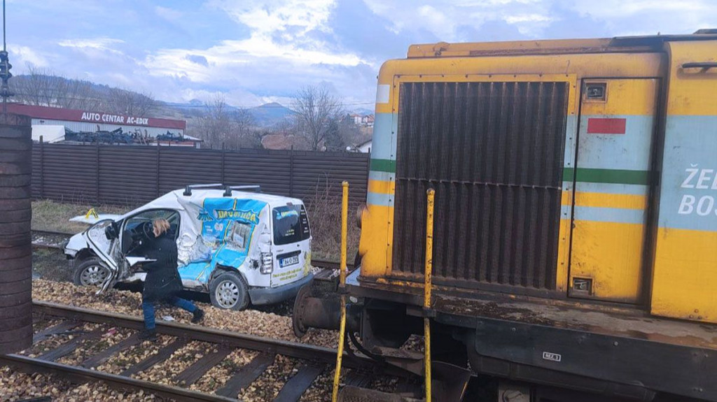 Nesreća lokomotiva i auto Kakanj