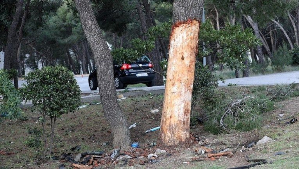 prometna nesreća kod trogira automobil stablo