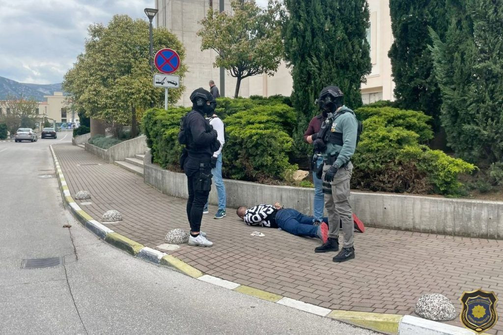 uhićenje u Mostaru kod Franjevačke crkve