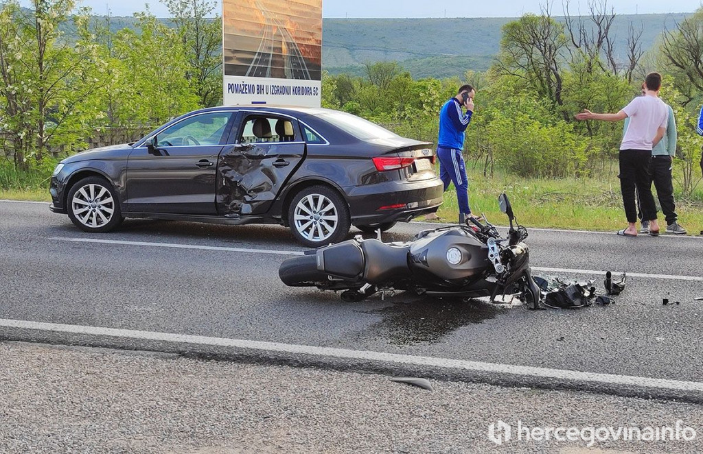 Ortiješ sudar motor i Audi