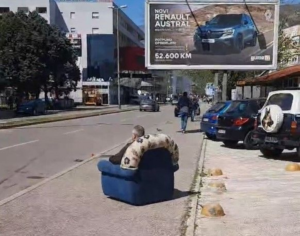 Muškarac sjedi u fotelji Mostar