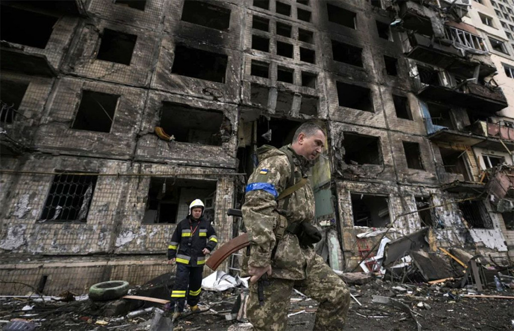 Ukrajina ruševina vojnik i vatrogasac