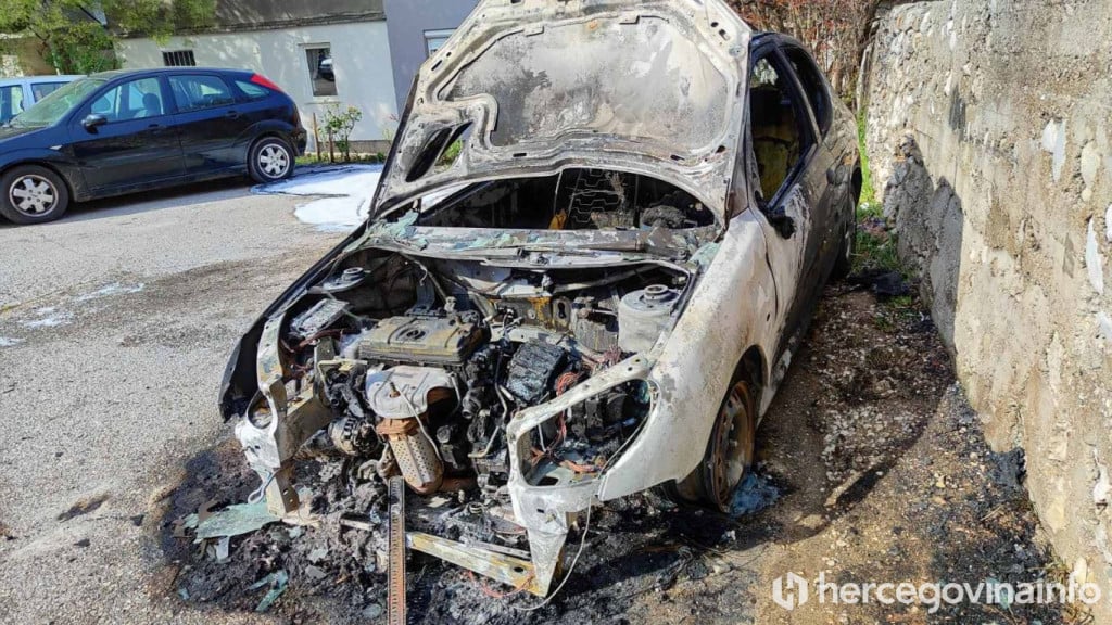 Izgoreno auto Tekija zapaljen automobil