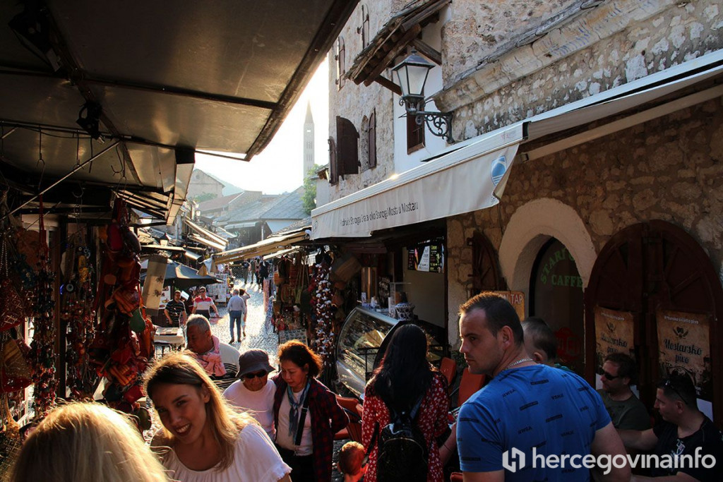 turisti stari grad Mostar