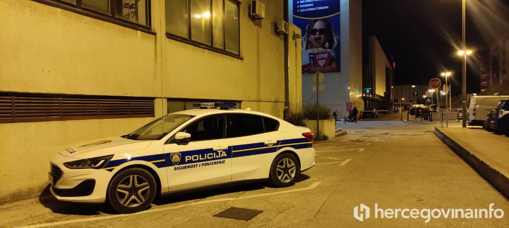 Hrvatska policija RH noć policijsko auto