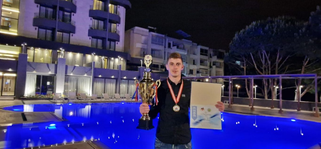 Božo Ćorić s osvojenim peharom za najbolje jelo