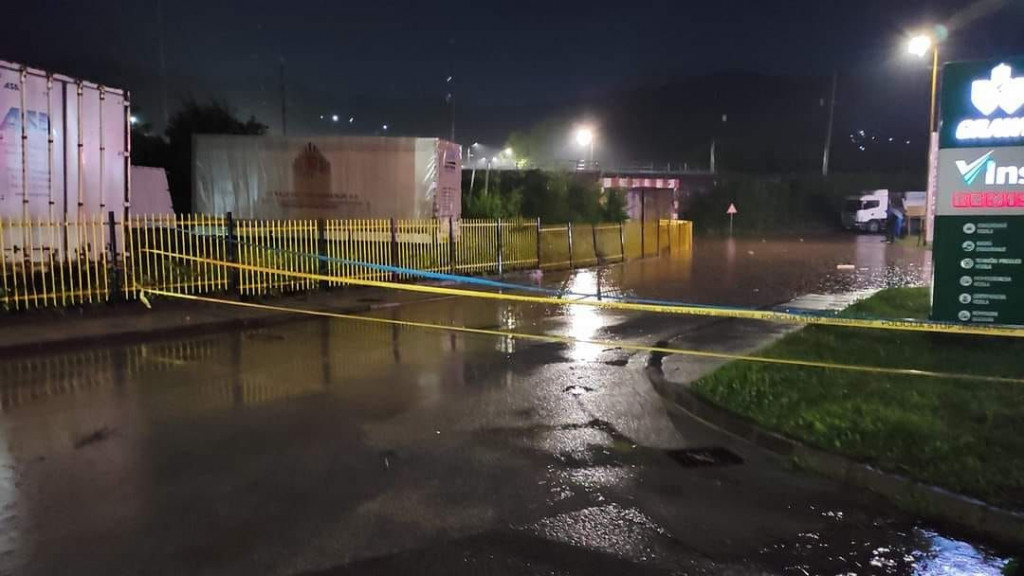 Poplavljena cesta Žepče