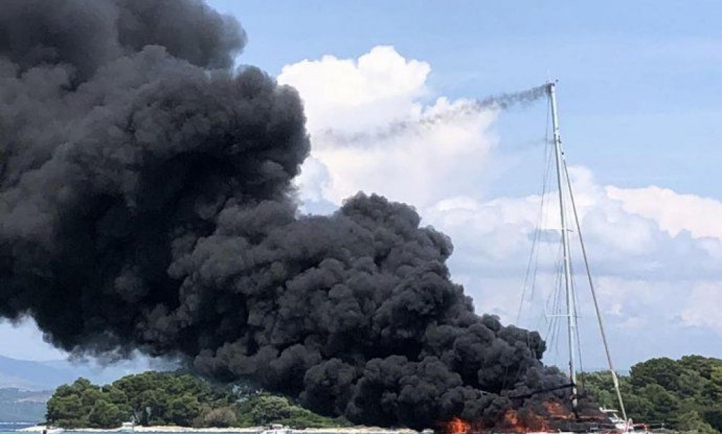 požar katamaran Drvenik