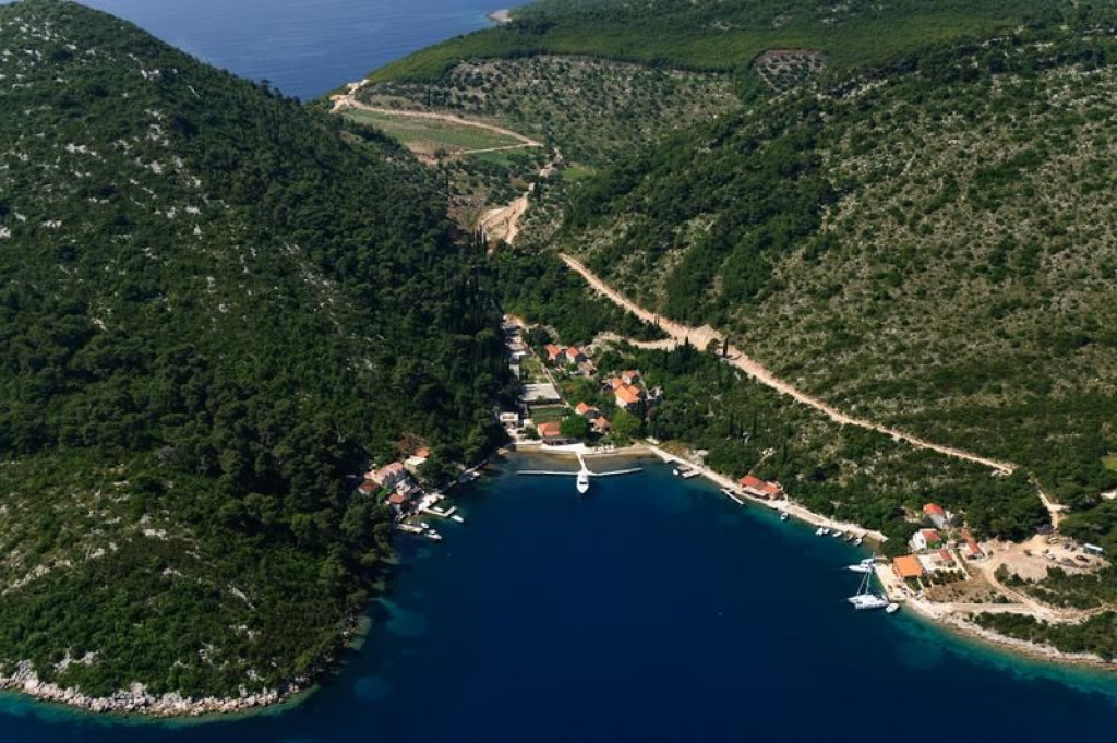 plaža,fekalije,kobaš,ston