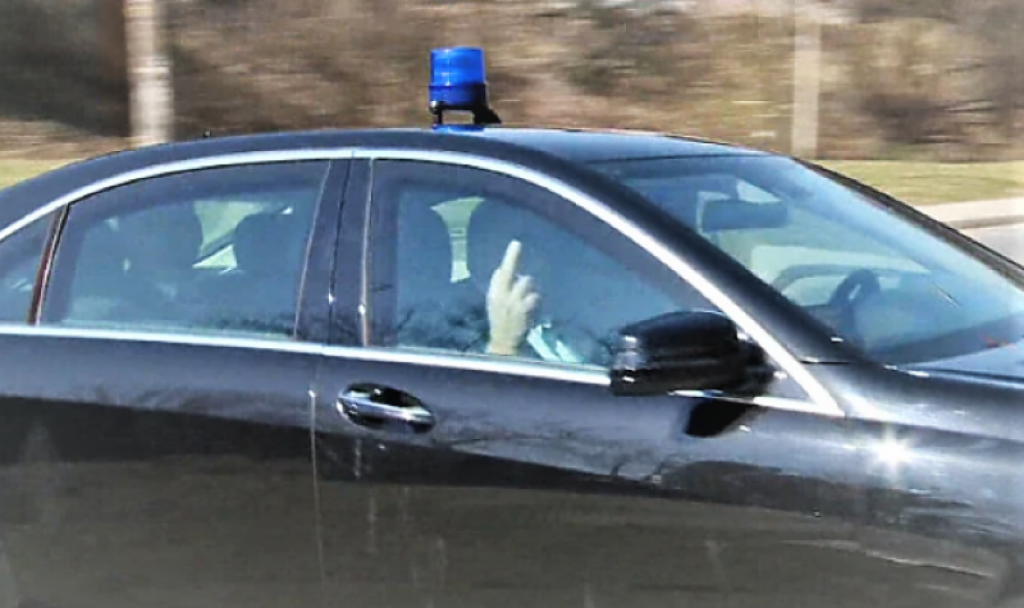 Dodik novinarima pokazuje srednji prst