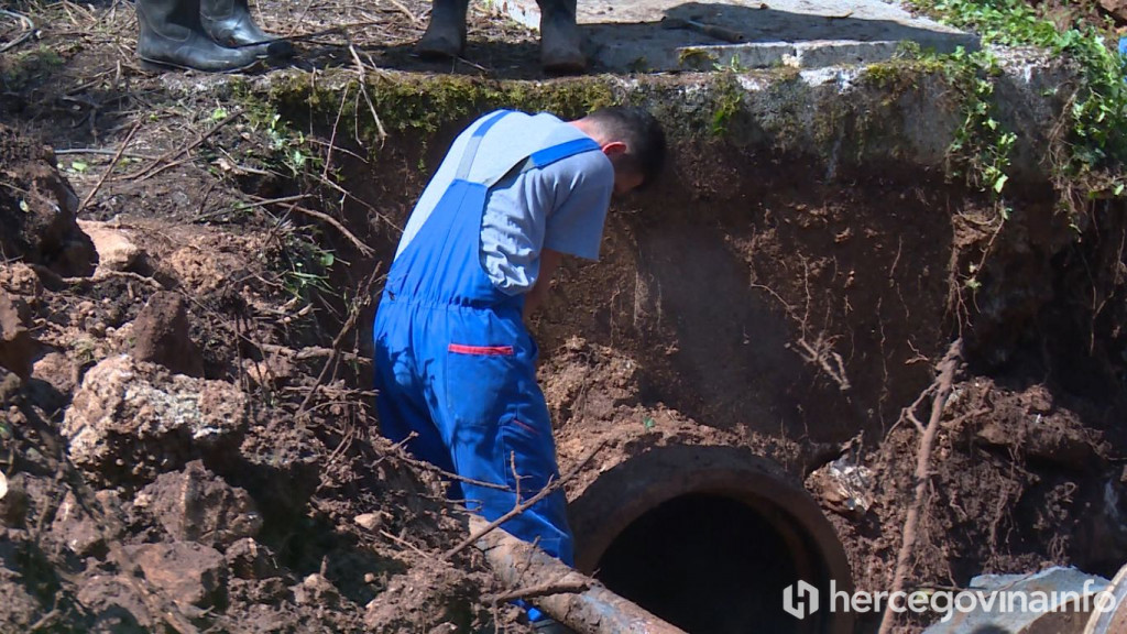 Vodovod Trebinje kopanje kanala radnik