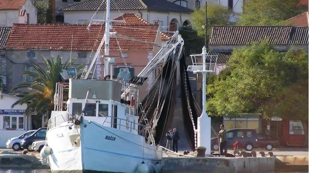 sudar,jahta,ribarski brod,poginuo kuhar,Općina Murter
