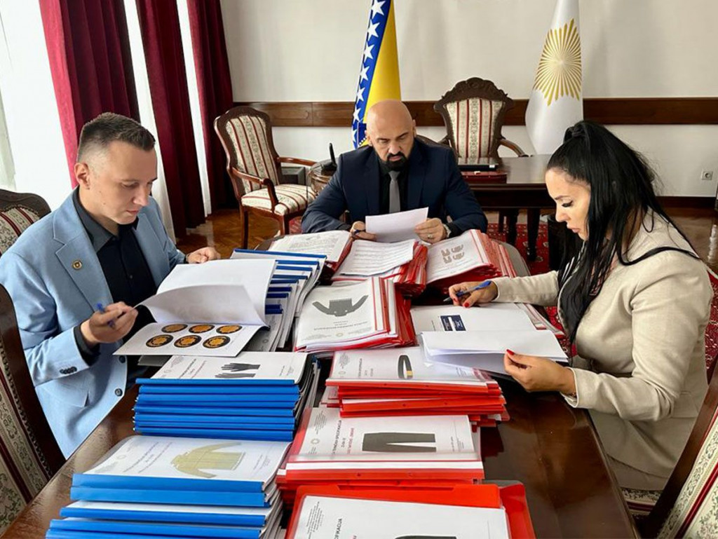 Ramo Isak odabir policijskih uniformi