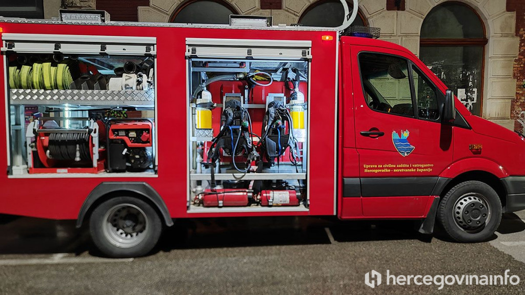 Vatrogasci vozilo noć