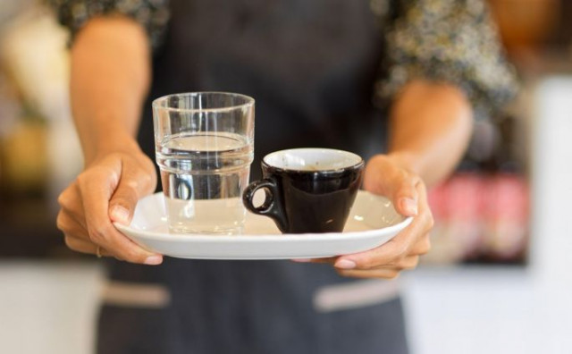 U to vrijeme, mnogobrojne dame su se žalile da imaju poteškoća sa kašičicom koja služi za šećer i miješanje kafe