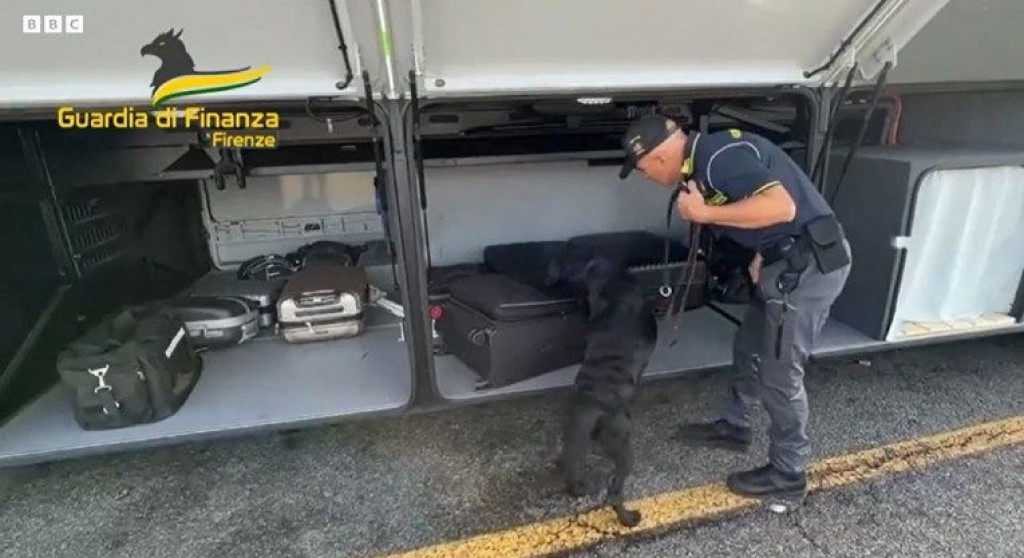 pas tragač,Pas,krijumčarenje,autobus