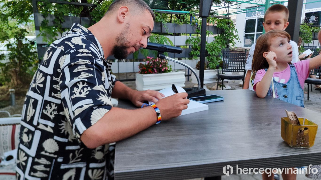 promocija knjige,knjiga Gromoglasni šapat,knjiga,pisac,Josip Milanović,PisoJ