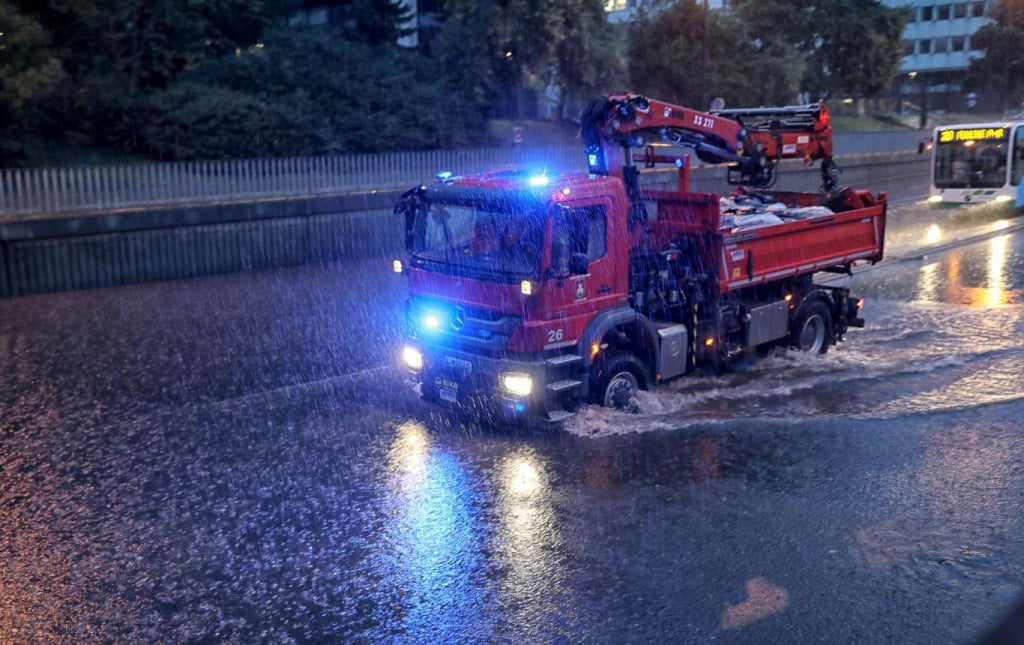 nevrijeme kiša oluja Slovenija vatrogasci