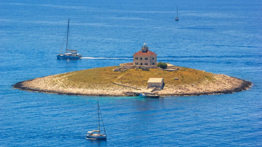 Pokonji Dol,otok,svjetionik,Hvar