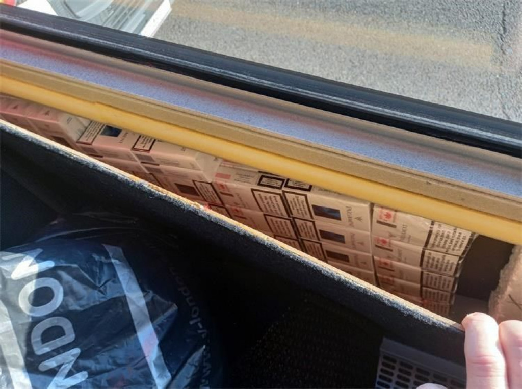 Cigarete u autobusu- ilustracija