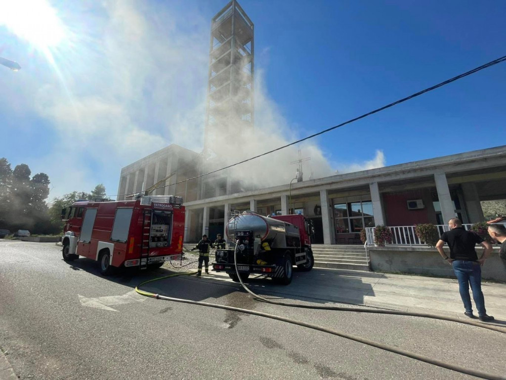 Požar na crkvi svetog Tome Apostola u Mostaru na Bijelom Brijegu
