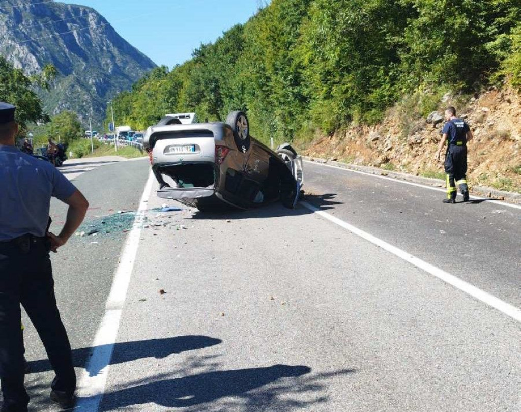 Nesreća Salakovac auto na krovu