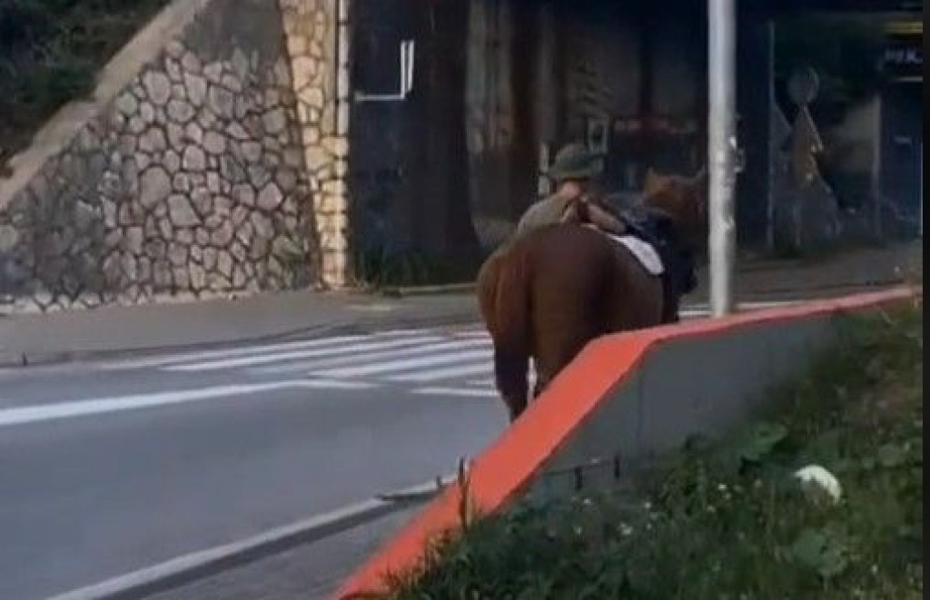 Muškarac u Mostaru šetao s konjem