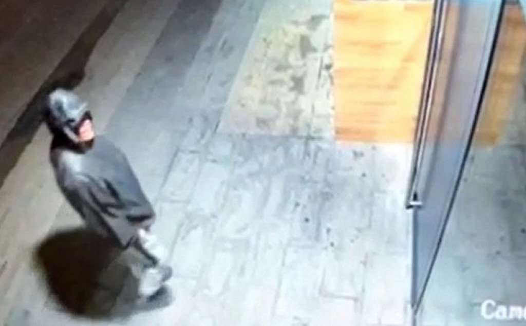 Muškarac obija vrata zgrade u Mostaru