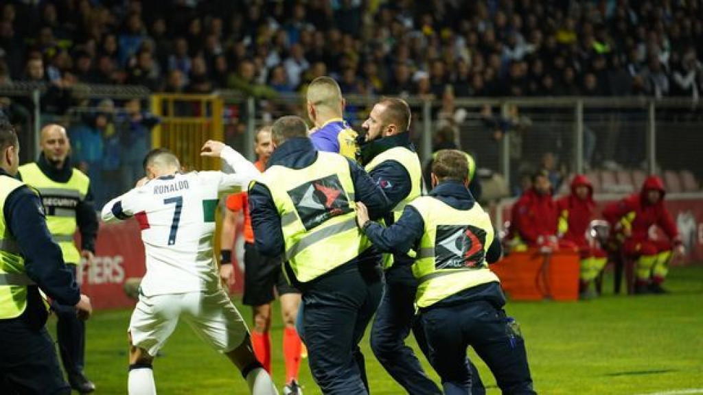 Navijač u Zenici uletio u teren i zaskočio Ronalda