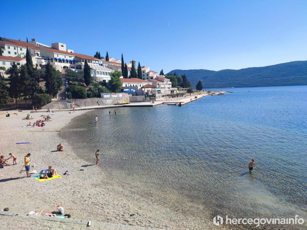 Neum i u listopadu ima kupača i turista