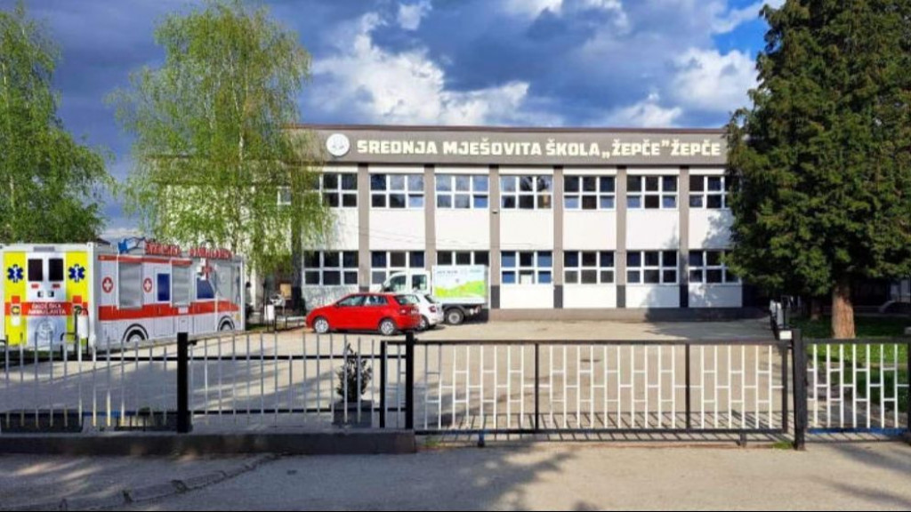 Učenik u Žepču profesorici prijetio pištoljem