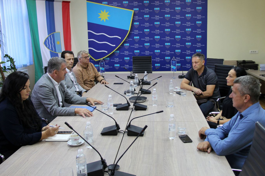 Vlada HNŽ i predstavnici tvrtki koje su nastradale u požaru (Nevenko Herceg, Željko Laketić, Ferro Keš, EMKON Mostar, MRM Export Import i Premier Febeco