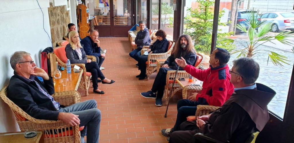 Duška Jurišić s povratnicima u Derventi