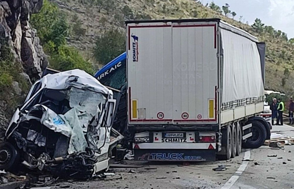 Nikšić prometna nesreća kamion i kombi