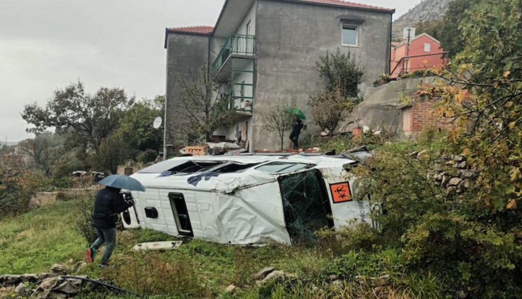 Školski kombi kod Splita sletio s ceste