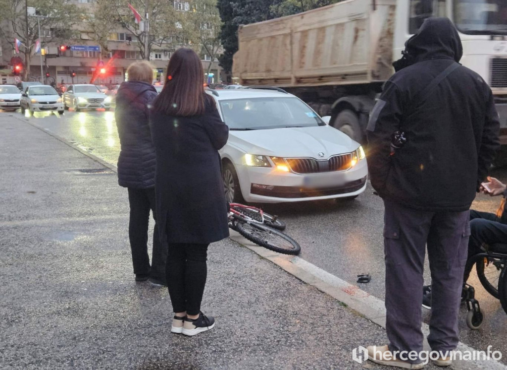 Sudar automobila i bicikla u Mostaru