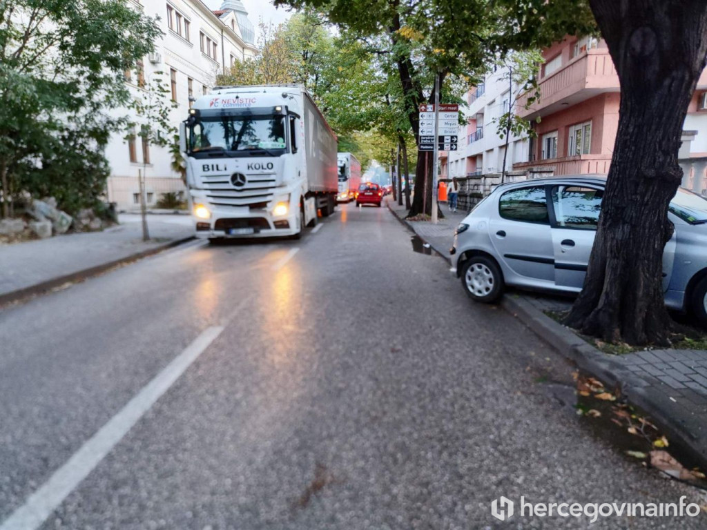 Sudar u liska ulici tegljač i peugeot