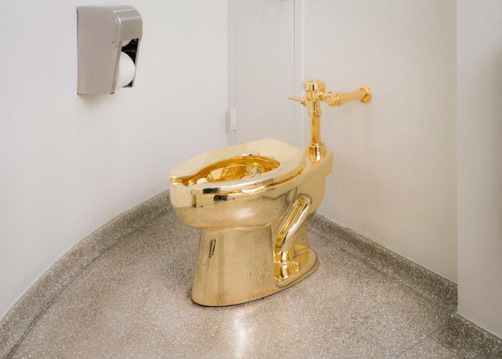 Zlatna WC školjka