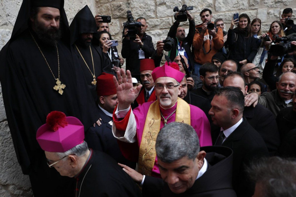 Kardinal Pizzaballa je prošao betlehemskim ulicama i pozdravljao prisutne vjernike.