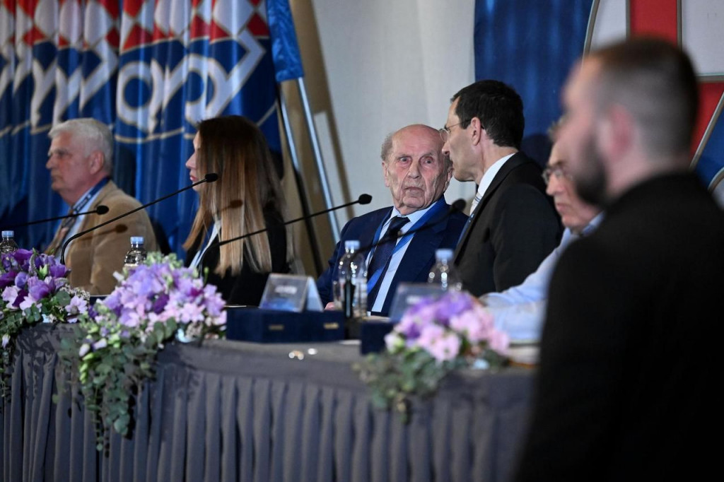 Navijači popustili Barišiću, imat će 25 mjesta u Skupštini