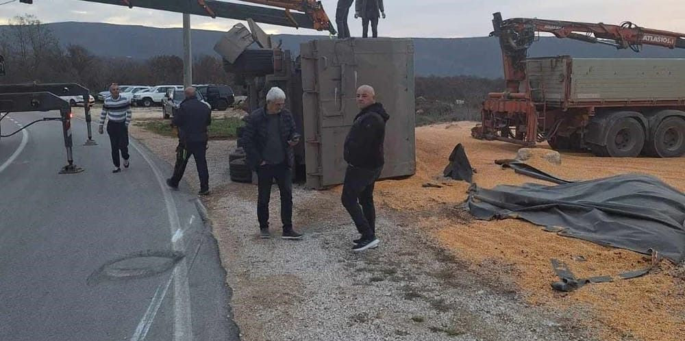 Prevrnuo se tegljač pun kukuruza kod Širokog Brijega