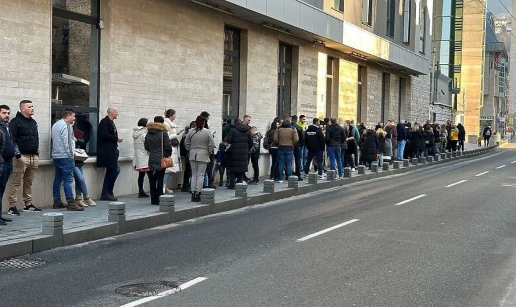 Redovi ispred Veleposlanstva Njemačke